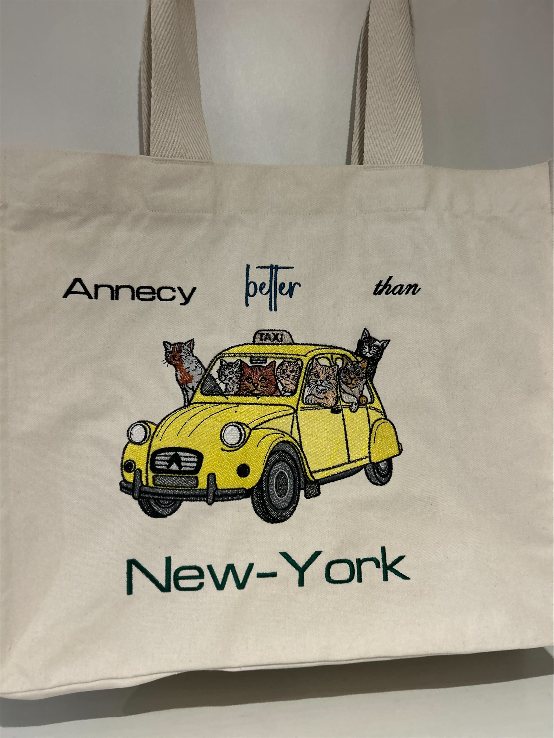 totebag sac en coton avec des chats dans taxi 2cv à annecy qui est mieux que new york