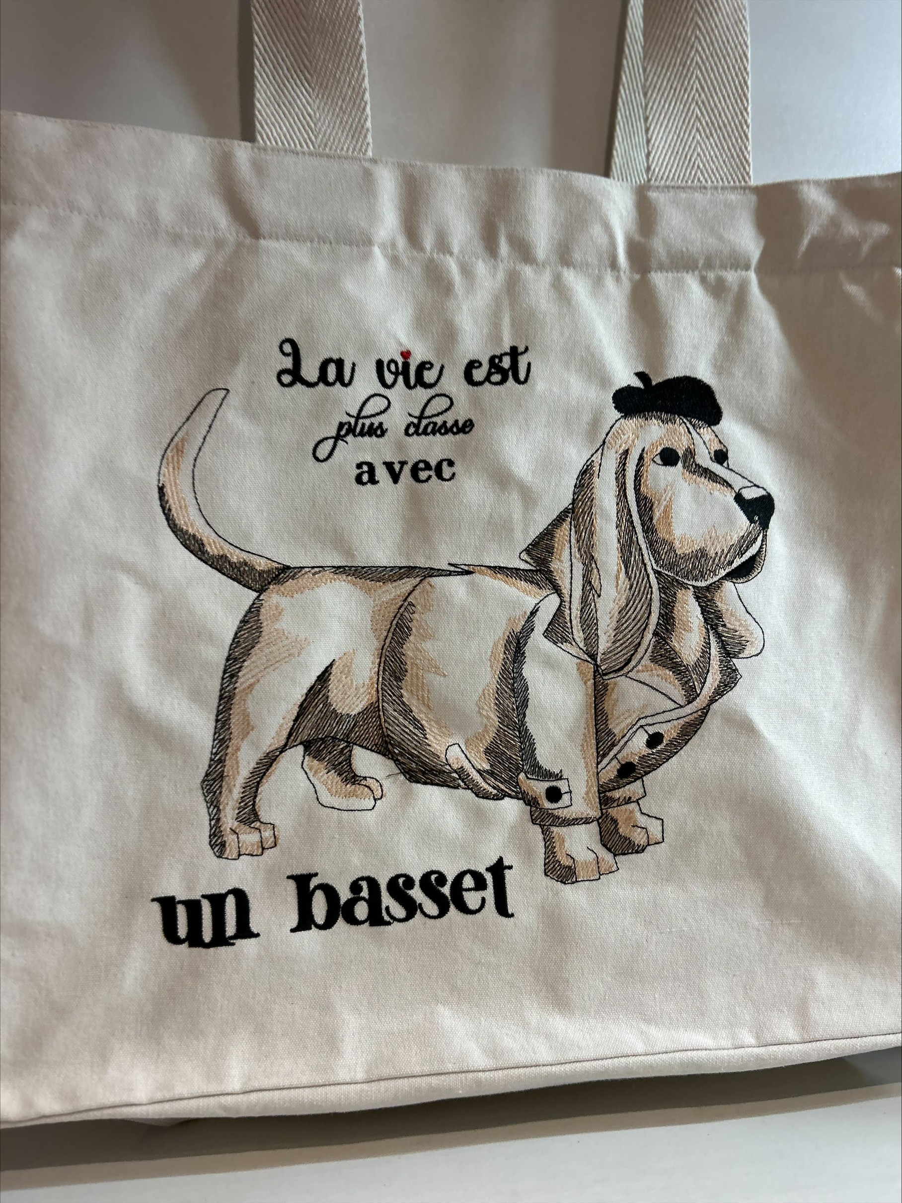 totebag en coton avec un basset qui porte un imperméable et un béret