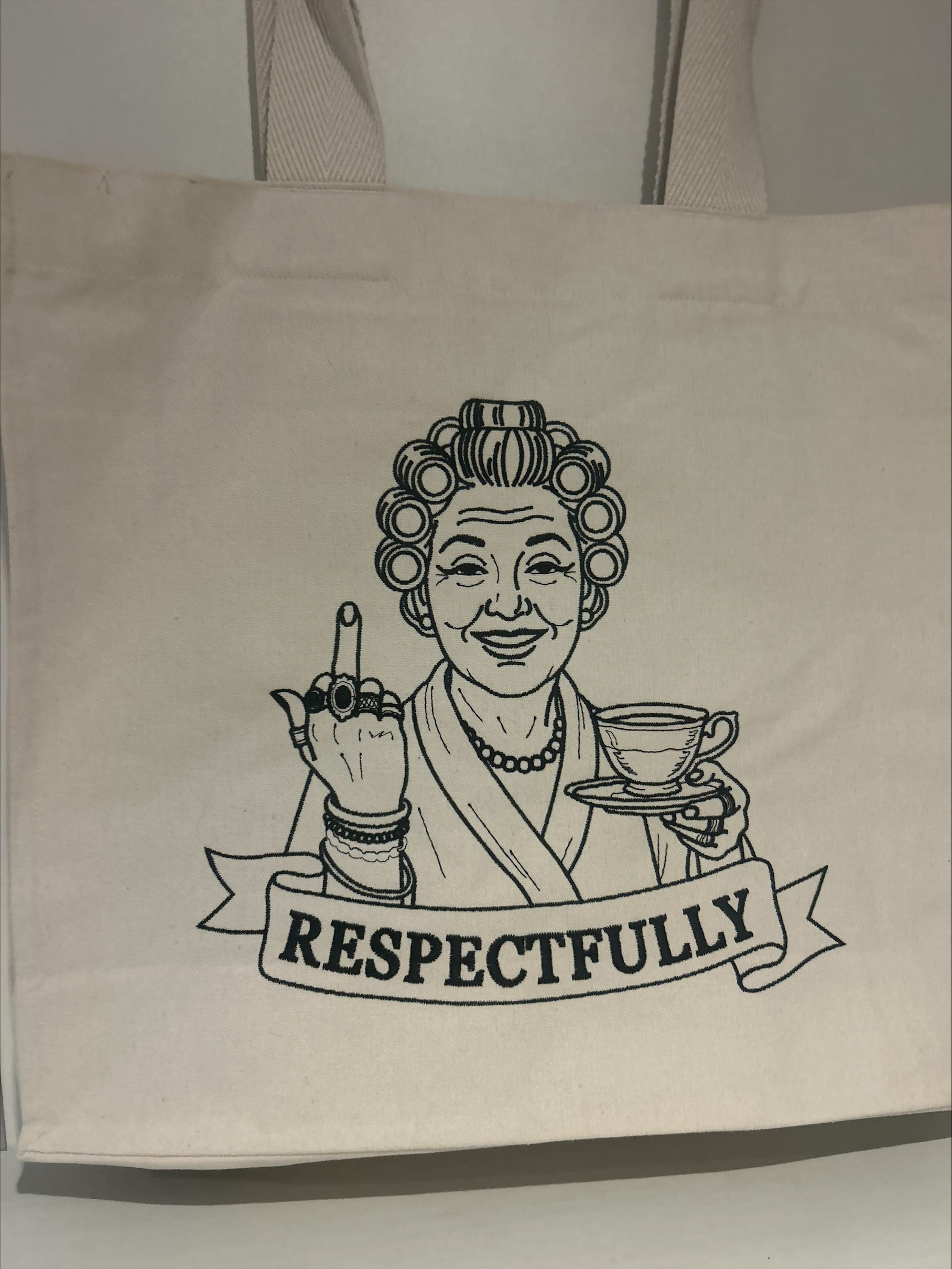 totebag sac en coton d'une mamie qui fait un fuck en buvant son thé