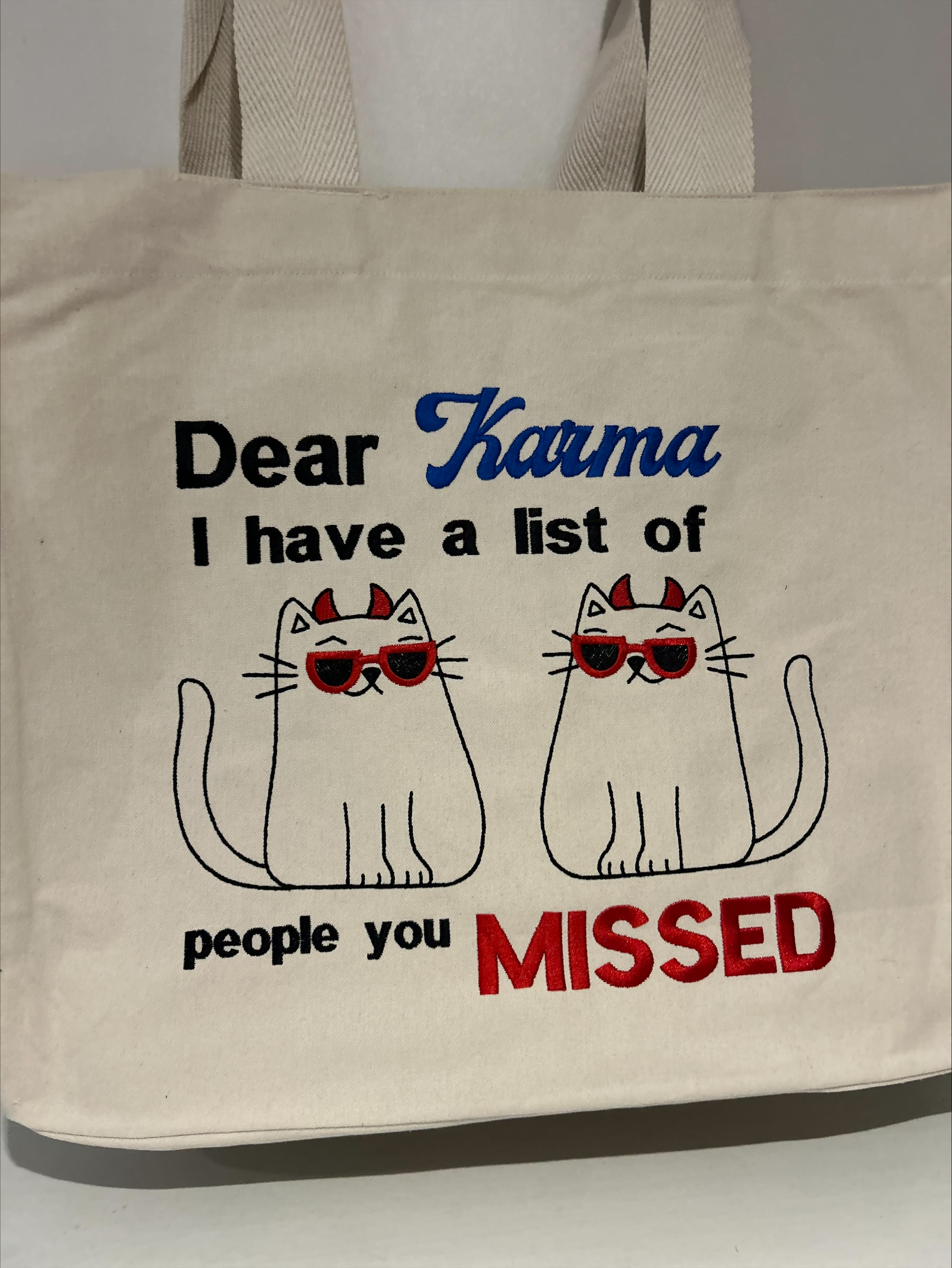 totebag sac en coton de deux chats qui parlent du karma et des gens oubliés