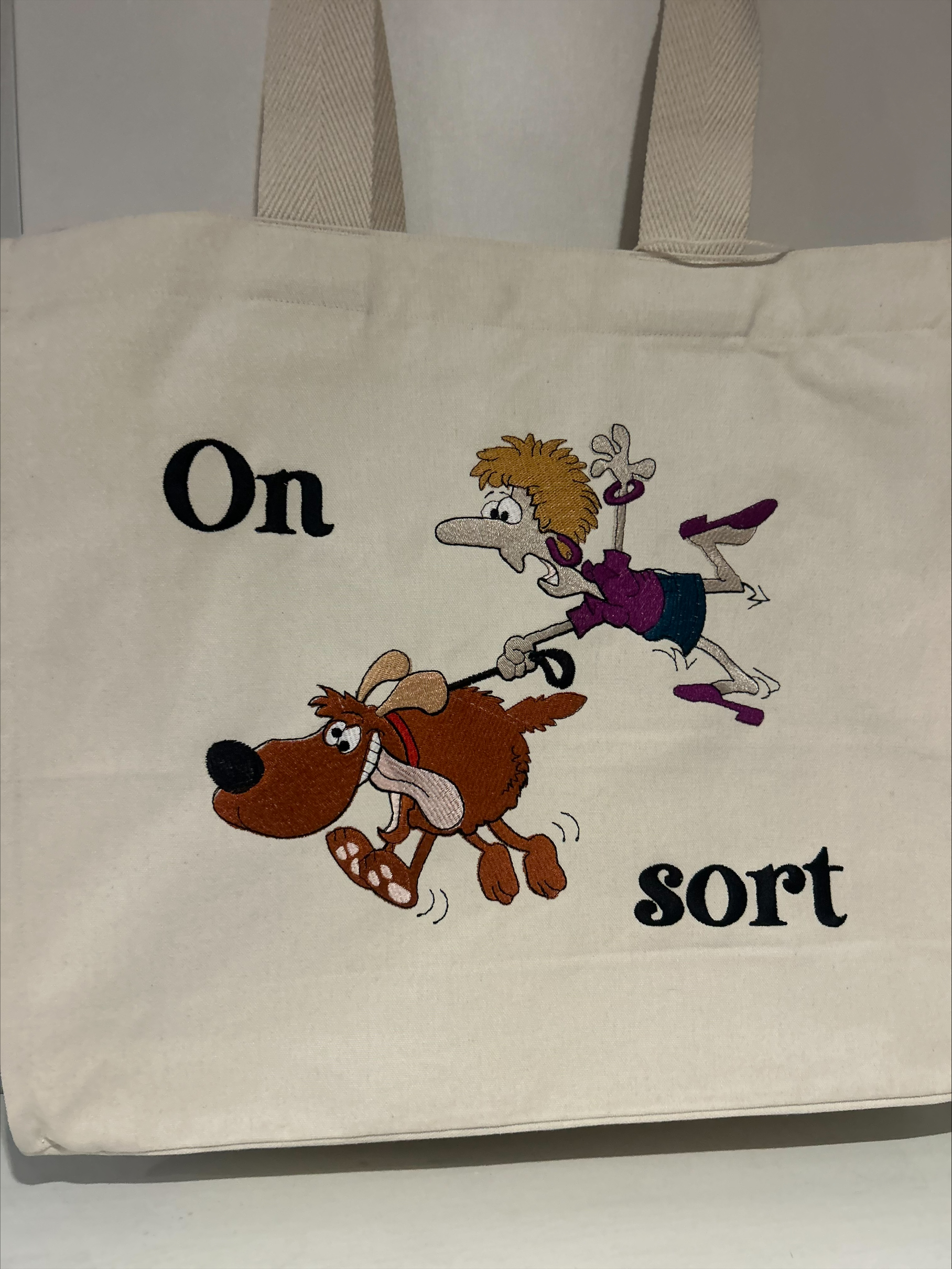 sac totebag cabas en coton d'un femme qui sort son chien en laisse